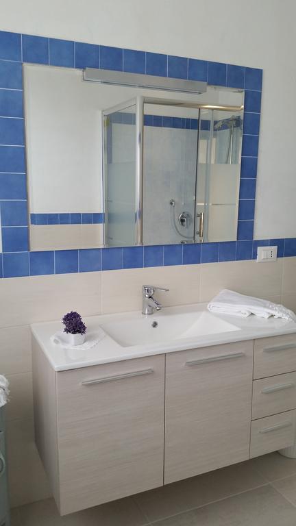 Apartment Iseo Lake Sale Marasino Szoba fotó